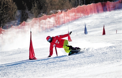 去年十二月四日，全国单板滑雪平行回转锦标赛在张家口市崇礼区长城岭滑雪场举行。 记者耿 辉 陈建宇摄