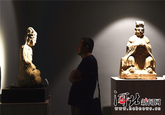 6月12日,观众在参观《延续历史文化 传承千年技艺》中国古文化系列展。河北新闻网