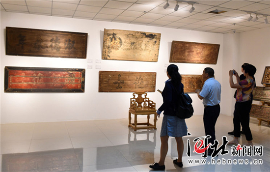 6月12日,观众在参观《延续历史文化 传承千年技艺》中国古文化系列展。河北新闻网