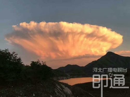 秦皇岛雨后现“巨云” 如同腾起蘑菇云