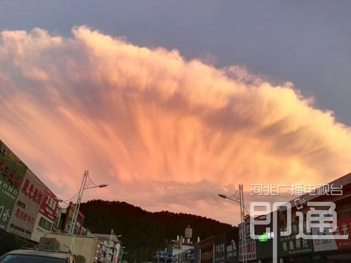 秦皇岛雨后现“巨云” 如同腾起蘑菇云