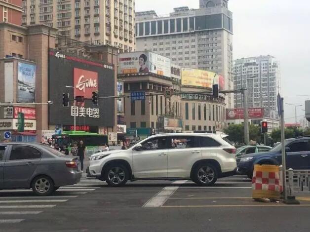 秦皇岛：黑色信号灯杆亮相街头