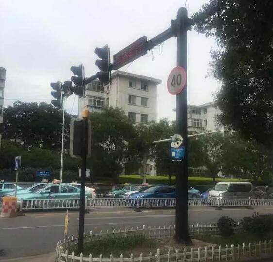 秦皇岛：黑色信号灯杆亮相街头
