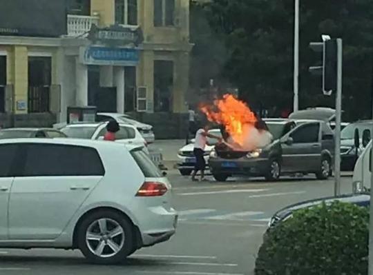 吉林游客汽车闹市自燃北戴河“好司机”仗义扑救