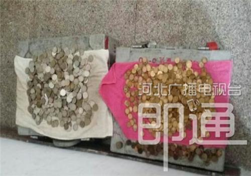 秦皇岛:许愿池清出万枚硬币 银行清点了两天