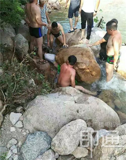秦皇岛:女游客被滚落1吨重巨石压住