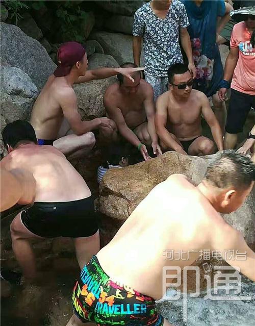 秦皇岛:女游客被滚落1吨重巨石压住