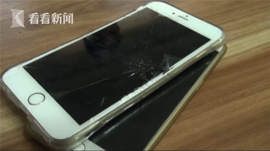发生事故之后,骑车男子向杨先生表示,自己的一部苹果7PLUS在碰撞中摔坏了,这责任得由杨先生承担。