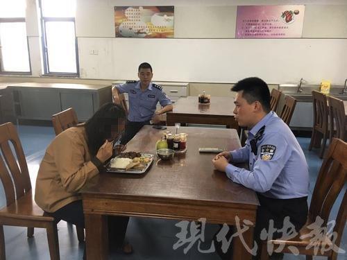 △警开为其安排洗漱用餐。交警供图