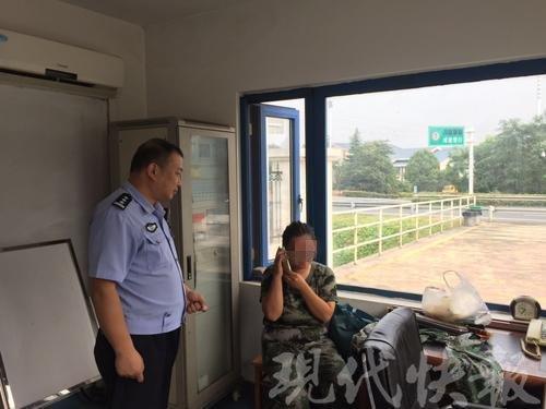 △警开导劝说女孩。交警供图