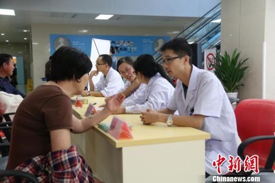 图为宁波市李惠利东部医院血栓日义诊咨询。 应红燕 摄