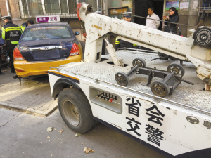 将黑出租拖走