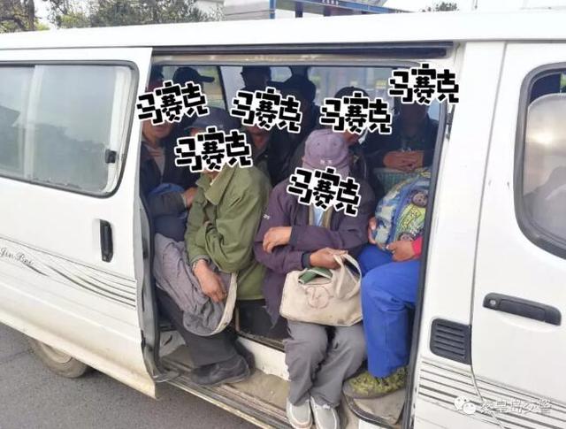 秦皇岛交警查处一辆超员18人面包车 这样的行为太危险