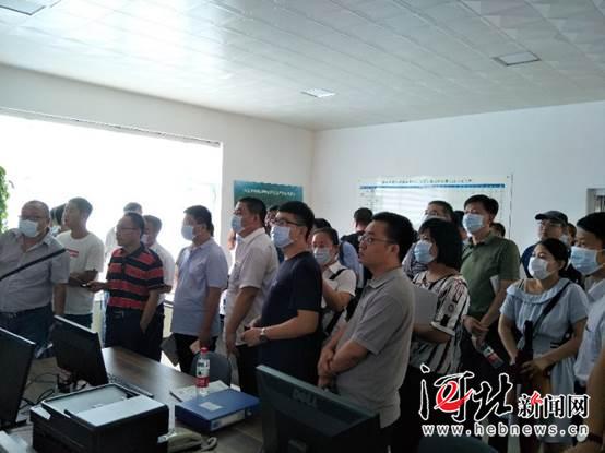 8月2日,河北省病死畜禽无害化处理管理培训班召开。图为培训人员参观病死畜禽无害化处理现场。
