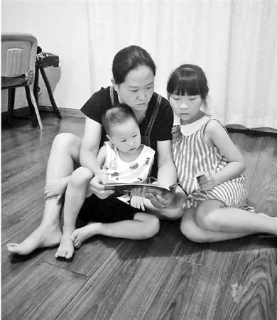 对于孩子上幼儿园这件事,二孩妈妈乐乐妈显得淡定多了。