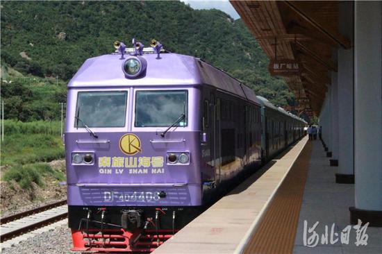 图为“秦旅山海”号旅游列车到达终点站——板厂峪站。 河北日报客户端记者孙也达摄