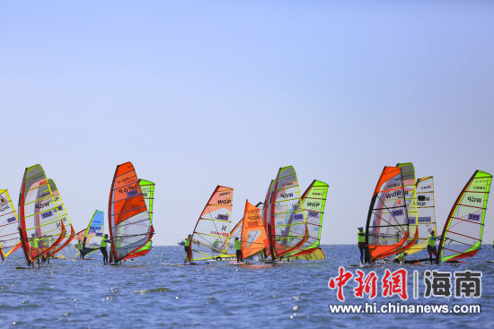百面余绚丽的帆竞逐在南戴河上,为南戴河增添一道靓丽风景线。