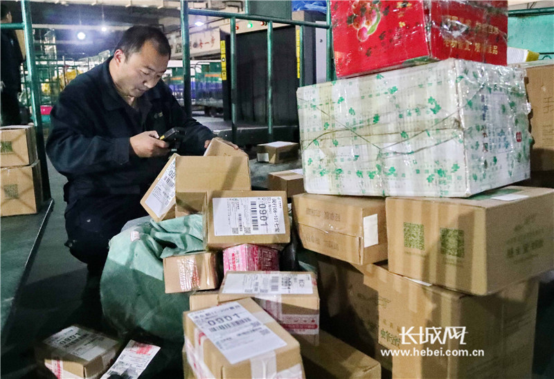 秦皇岛快递企业：“双十一”快件儿分拣忙