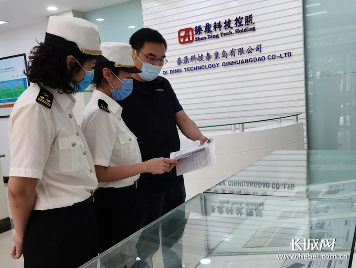 石家庄海关所属的秦皇岛海关关员在企业了解减免税进口货物情况。王强 摄